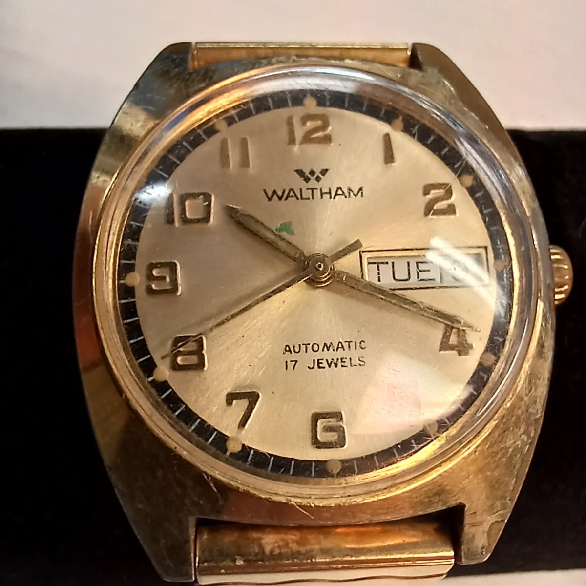 Vintage Waltham 17 Jewels Men's Watch w/ Day Date Gold Tone Metal