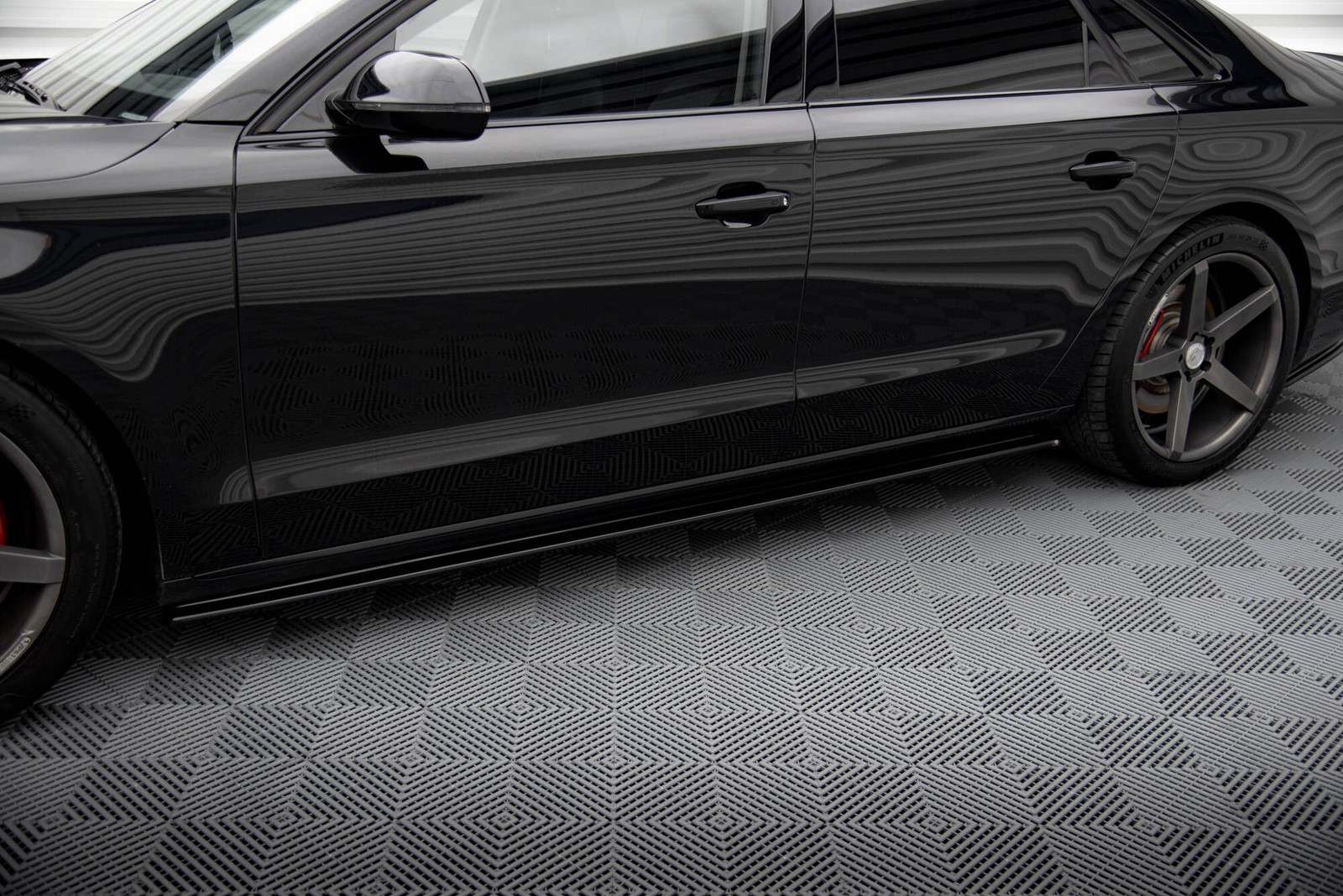 Extension de bas de caisse Maxton pour Audi A8 D4 finition noir laqué