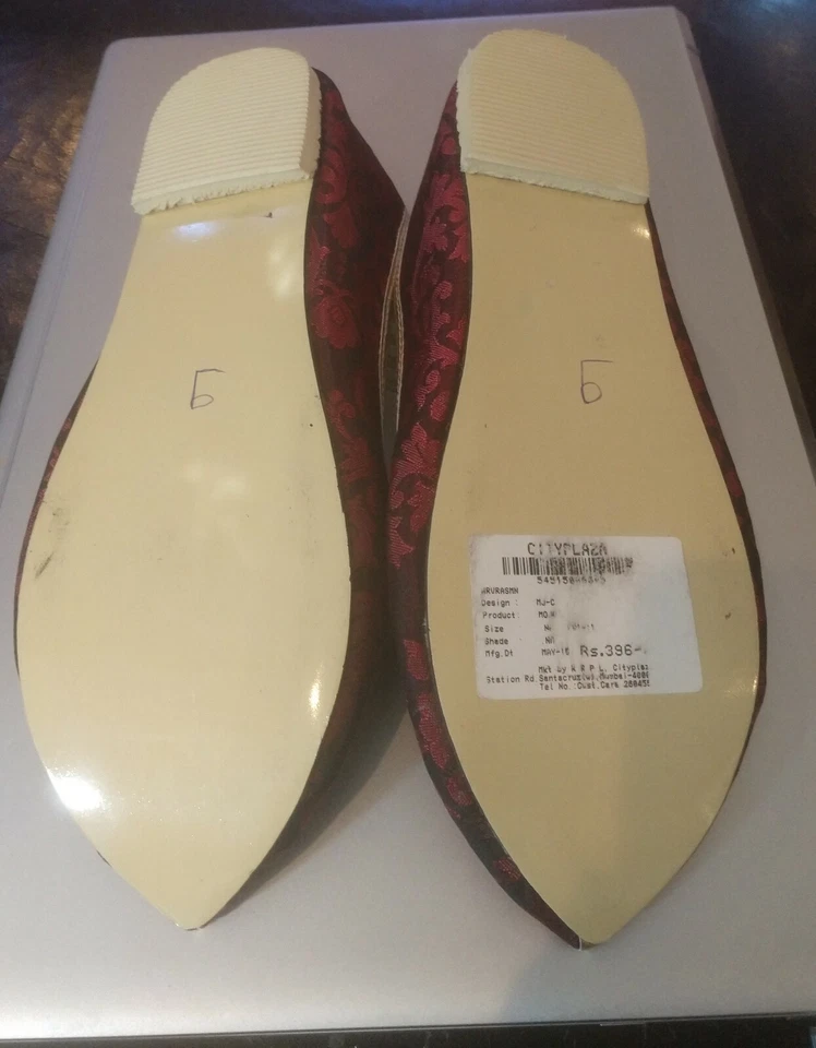Men's Indian Wedding Jutti Mojari Shoes - Maroon Embossed Gold Edge- EUC - Image 3 of 4