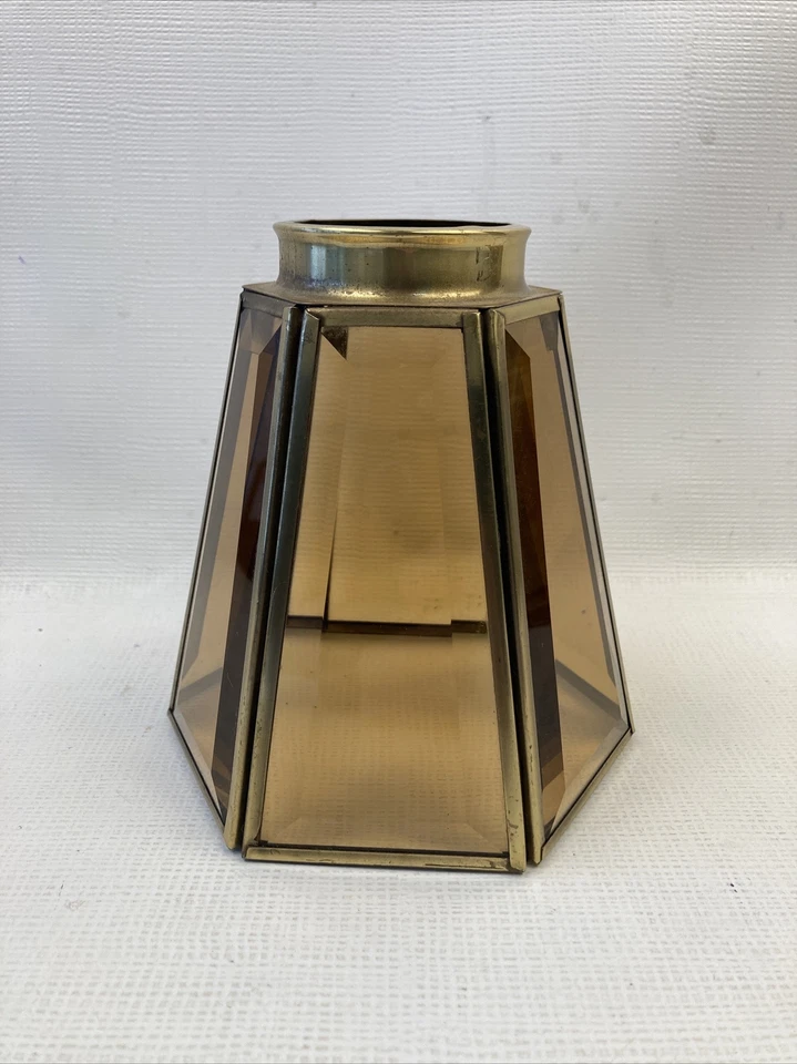 "Pantalla de luz de techo hexagonal de latón y vidrio biselado ahumado 4 3/4"" X 4 1/4""" Foto 4 de 4