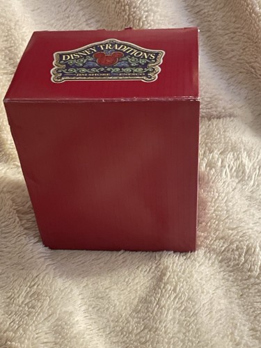 Disney Showcase Pluto Holding Heart Figurine #6010108 - Picture 15 of 18