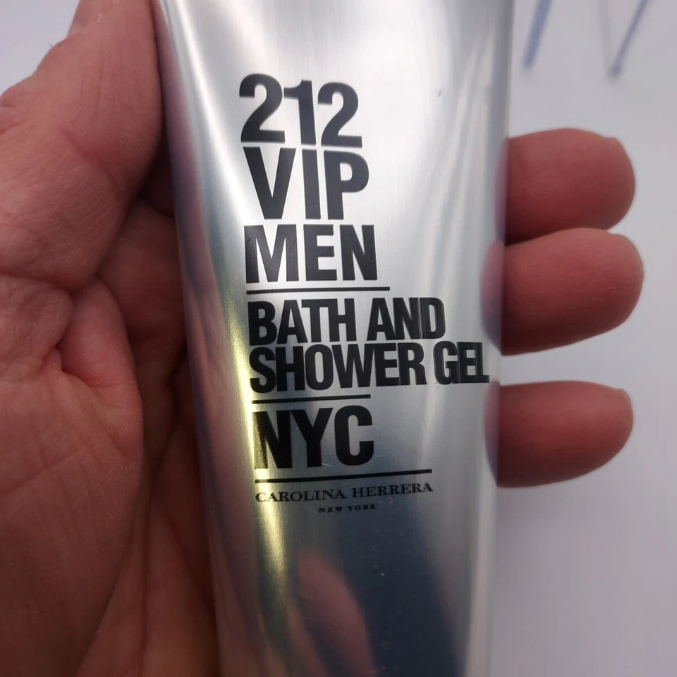 Gel de ducha Carolina Herrera 212 VIP Men NYC para hombre 3,4 oz Foto 4 de 4