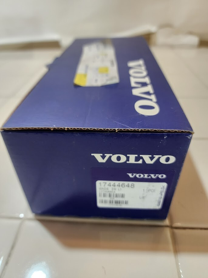 VOLVO VOE17444648-02 Air Conditioner Control Panel 17444648 