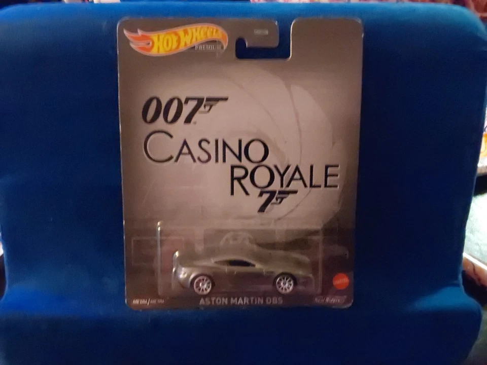 Nuevo en caja 2022 Aston Martin DBS SILVER HW Hot Wheels Premium 007 Casino Royale 1/64 Foto 2 de 2