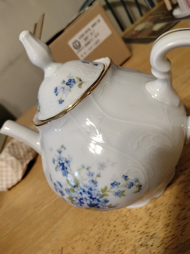 Bernadotte Forget Me Not Czech Fine Bone China teiera alta 7" - tutta nuova con scatola - Foto 14 di 19