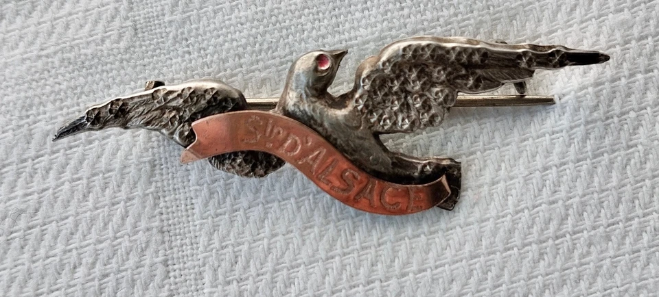 BROCHE ANCIENNE METAL ET CUIVRE SOUVENIR D'ALSACE CIGOGNE OEIL PIERRE GRENAT - Photo 1/2