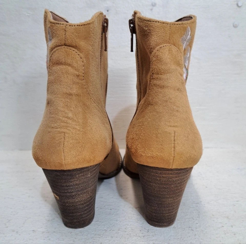 Botas Diba Western. Botas tostadas con cremallera lateral al tobillo con patrón de flores para mujer talla 7,5 M Foto 3 de 4