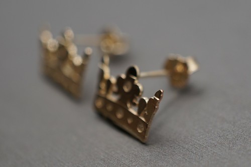 10K Solid Yellow Gold Diamond Cut Flat Queen King Crown Stud Earring. - Picture 3 of 12