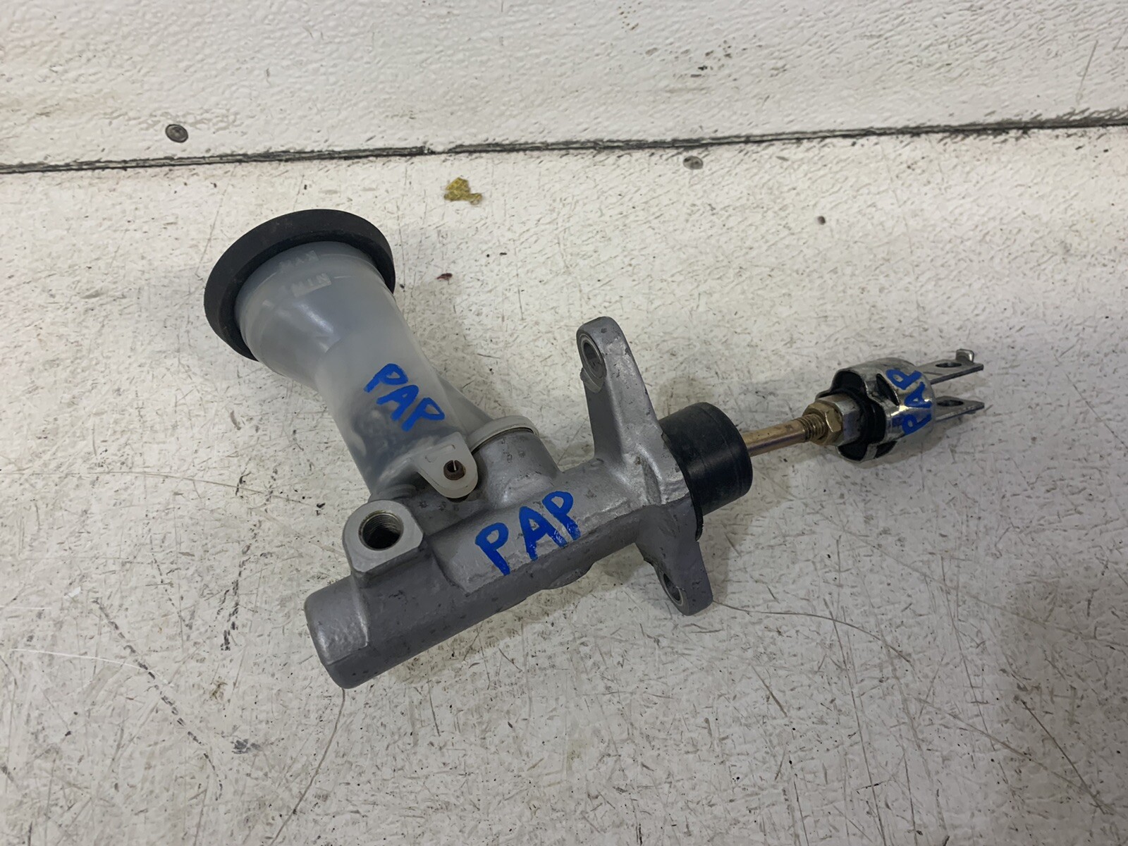 19952004 Toyota clutch master cylinder w reservoir free