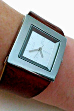Damenuhr DKNY, Mod. NY 4077, Sekundenzeiger, 3 ATM, org. DKNY Lederarmband