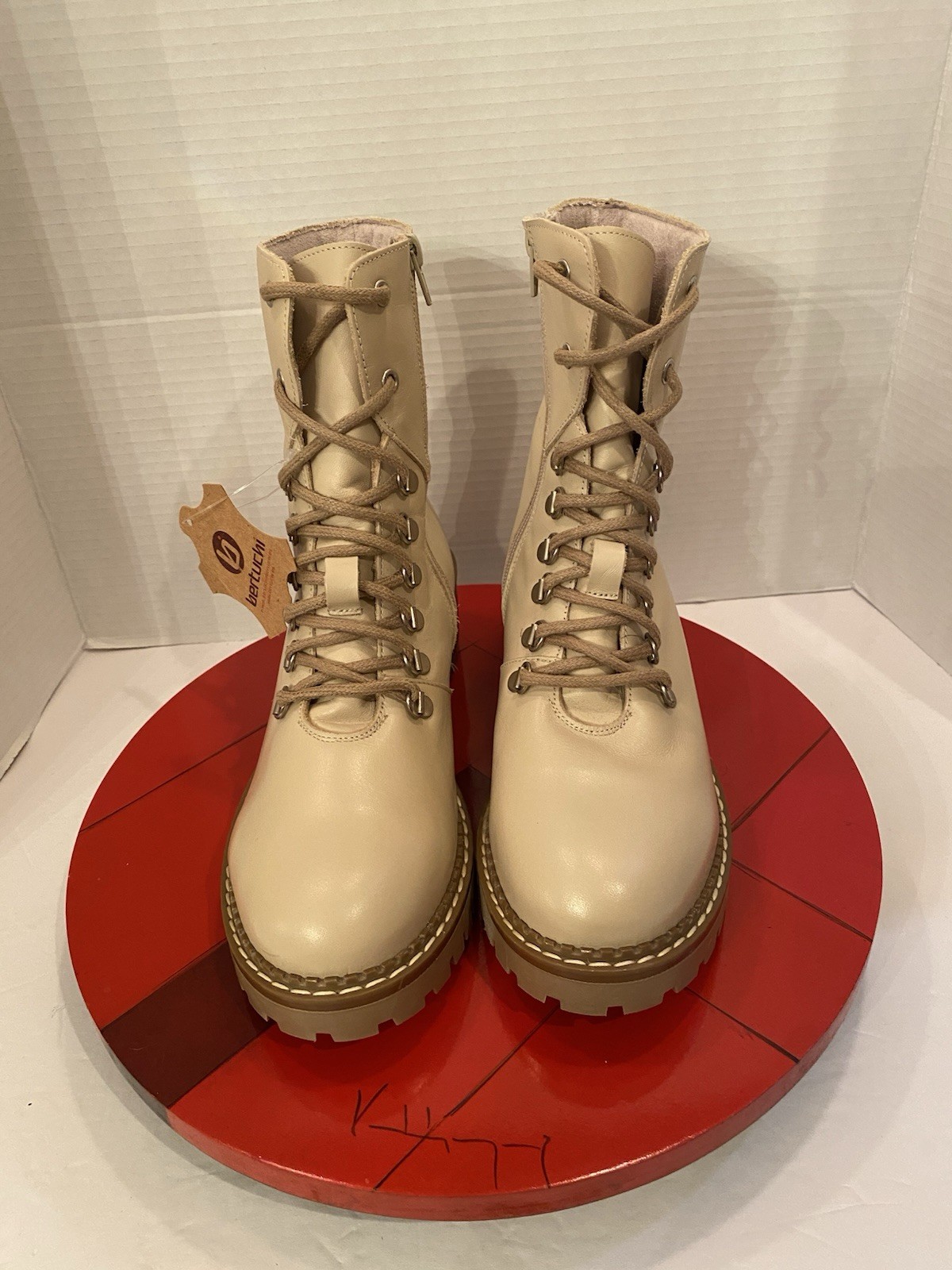 SAOLA Stivali moto da combattimento nuovi senza scatola Bertuchi in pelle di mandorla crema suola a strappo taglia 8 EU 39