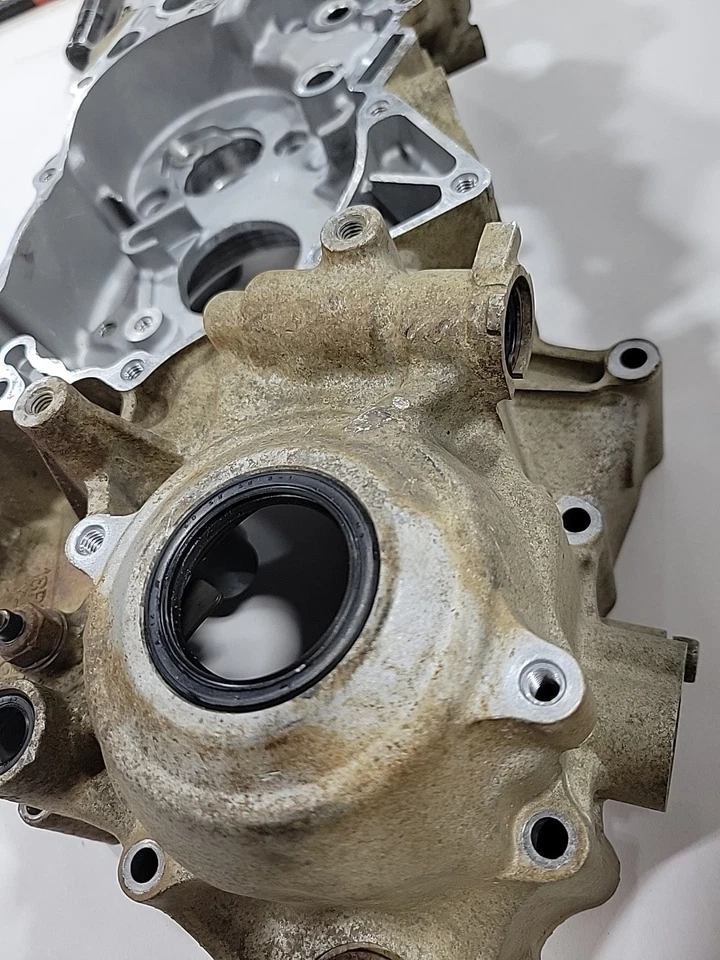 Yamaha YZ450R 2010 cárter del motor lado izquierdo mitad sin grietas/soldaduras OEM 450X Foto 4 de 4