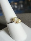 Vintage 925 Sterling Silver Bypass Ring Adorned with 2 Cultured Pearls. Size 7.5 — photo 4