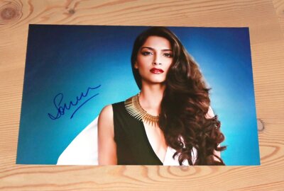 Sexy SONAM KAPOOR Originalautogramm GROSSFOTO! BOLLYWOOD