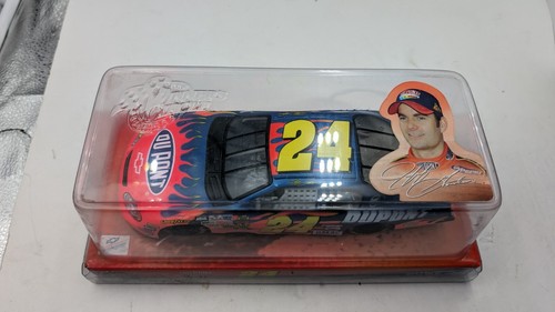 2004 Winners Circle Jeff Gordon #24 Dupont Diecast Stock Car (Asst. No. 16222) - Picture 2 of 13