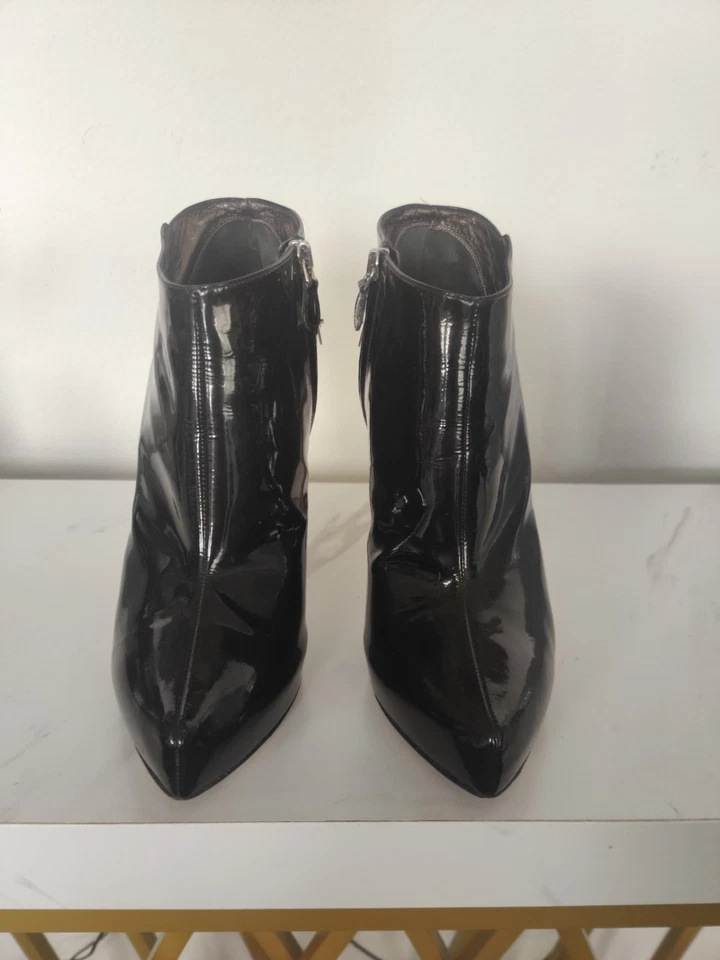 Botín de aguja Escada de charol negro Foto 2 de 4