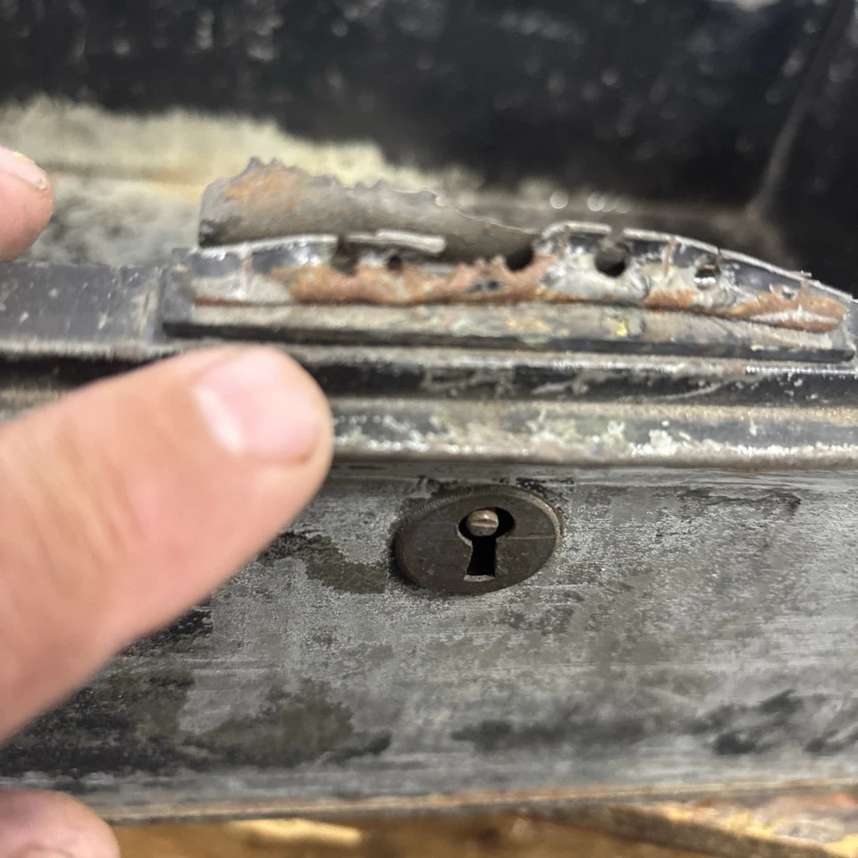 Antigua caja de almacenamiento de metal rústica de colección caja fuerte antigua agujero para llaves Foto 4 de 4