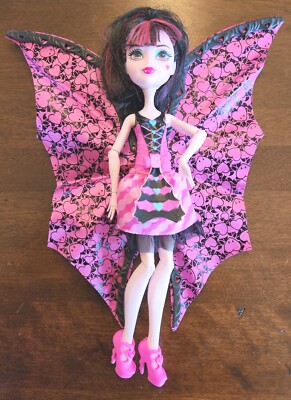 Monster High Draculaura Doll -Ghoul to Bat- Transformation Fold Out Wings 2015