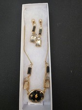 Conjunto de aretes collar de cristal negro y champán tono dorado Esika joyero llamativo