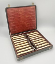 18 couteaux à entremets manche os Adolphe Erenard Paris XIXème en écrin