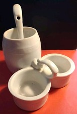 Antike Menage Salz Pfeffer Senftöpfchen Porzellan Weiß und Porzelanlöffelchen
