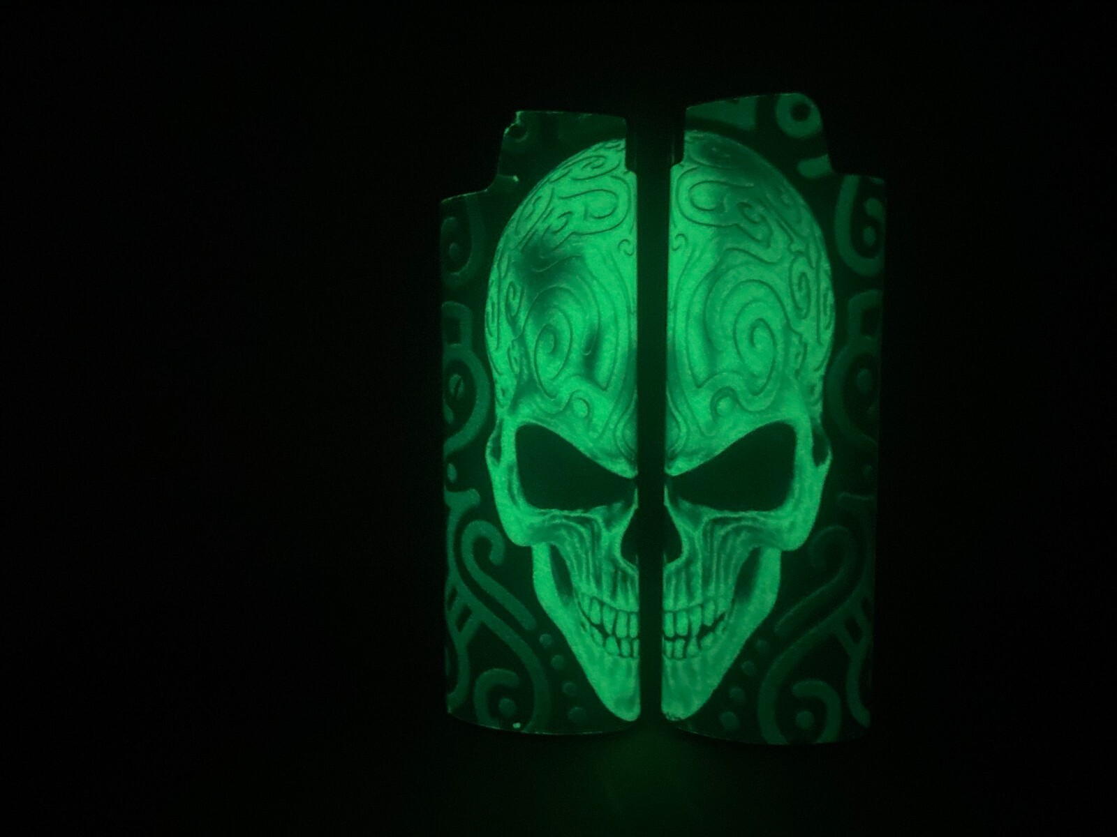 Case Metal Glow In The Dark   Brand New