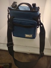 Bolsa de almuerzo aislada Tundras negra con dos bolsillos y contenedor de líquido azul