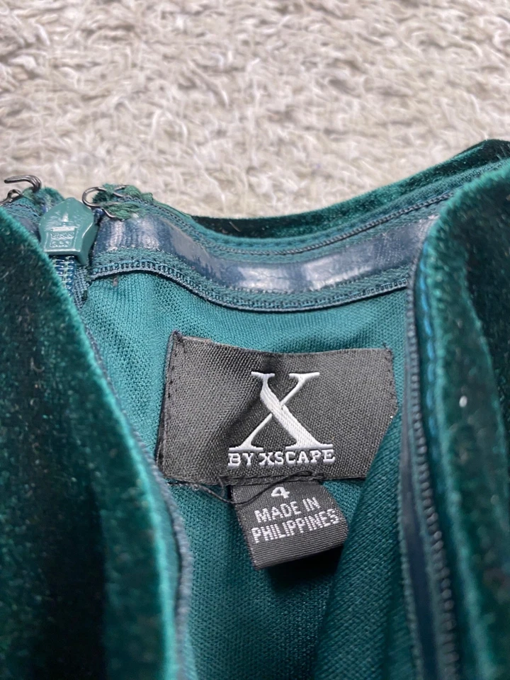 Vestido Xscape Feminino 4 Veludo Esmeralda Fora do Ombro Maxi Vestido de Noite Caprichoso - Imagem 3 de 4