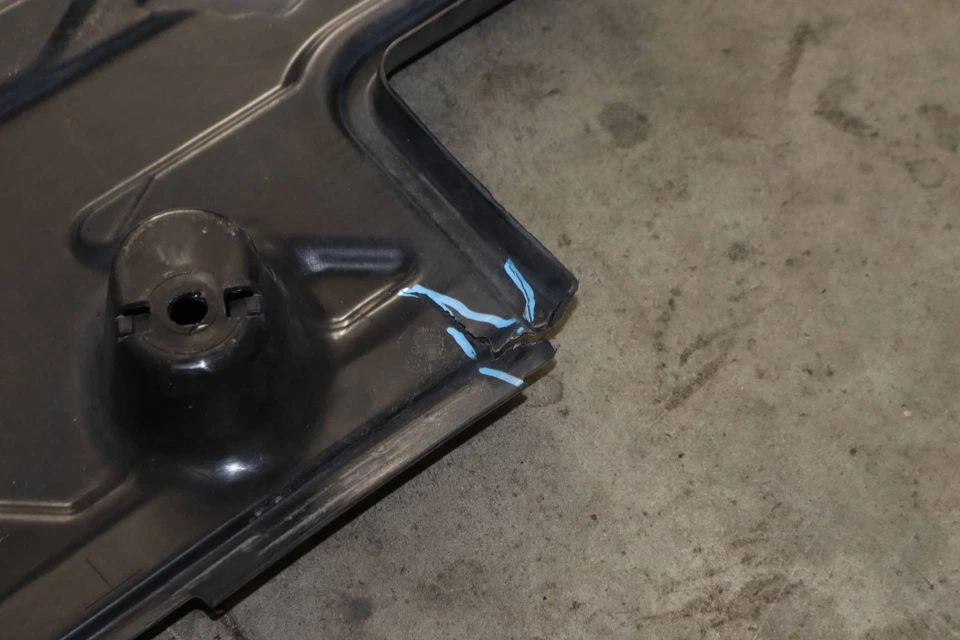 Mercedes-Benz C350 2008-2015 - Panel inferior izquierdo / escudo 2046804308 Foto 3 de 4