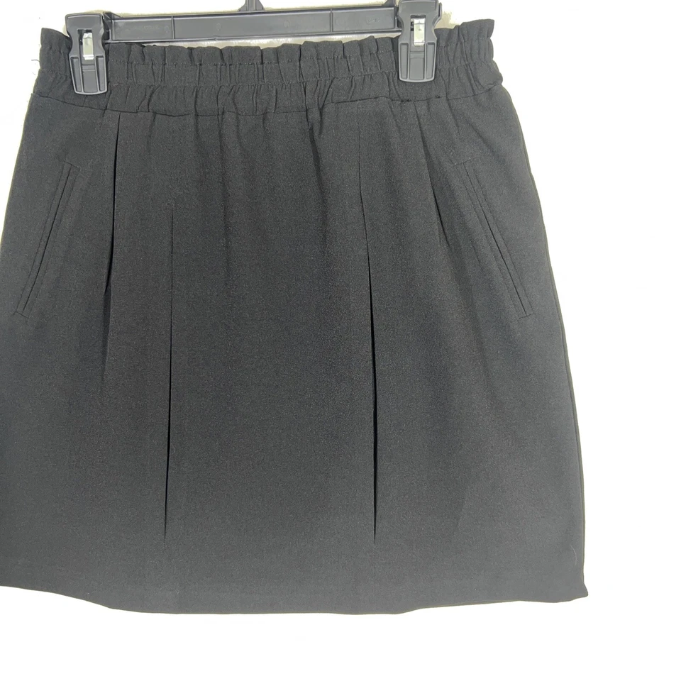 Falda corta plisada Everly negra forrada grande para mujer Foto 3 de 4