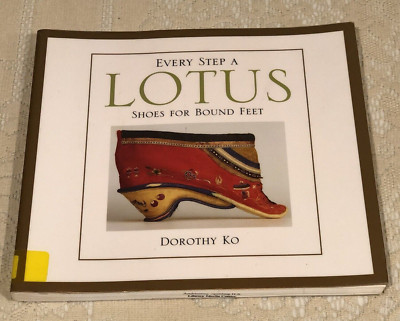Every Step a Lotus: Shoes for Bound Feet by Dorothy Ko, 2001 Paperback Book/DJ
