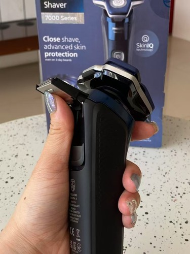 Philips Series 7000 Wet and Dry Electric Shaver SKINIQ NEW! FAST DELIVERY - Picture 3 of 9