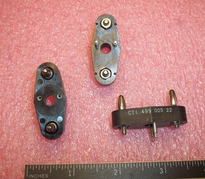 QTY (2) 499-005-22 CTI-WELLS 2-PIN SOCKETS