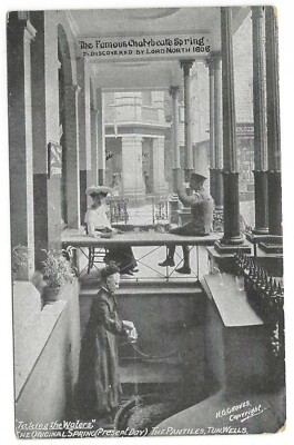 ALTE POSTKARTE UM 1900 - TUNBRIDGE WELLS - CHALYBEATE SPRING AT THE PANTILES