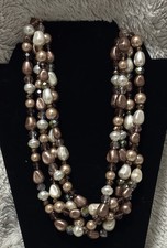 Collar de perlas de agua dulce multihila en perlas barrocas marrones moca y crema