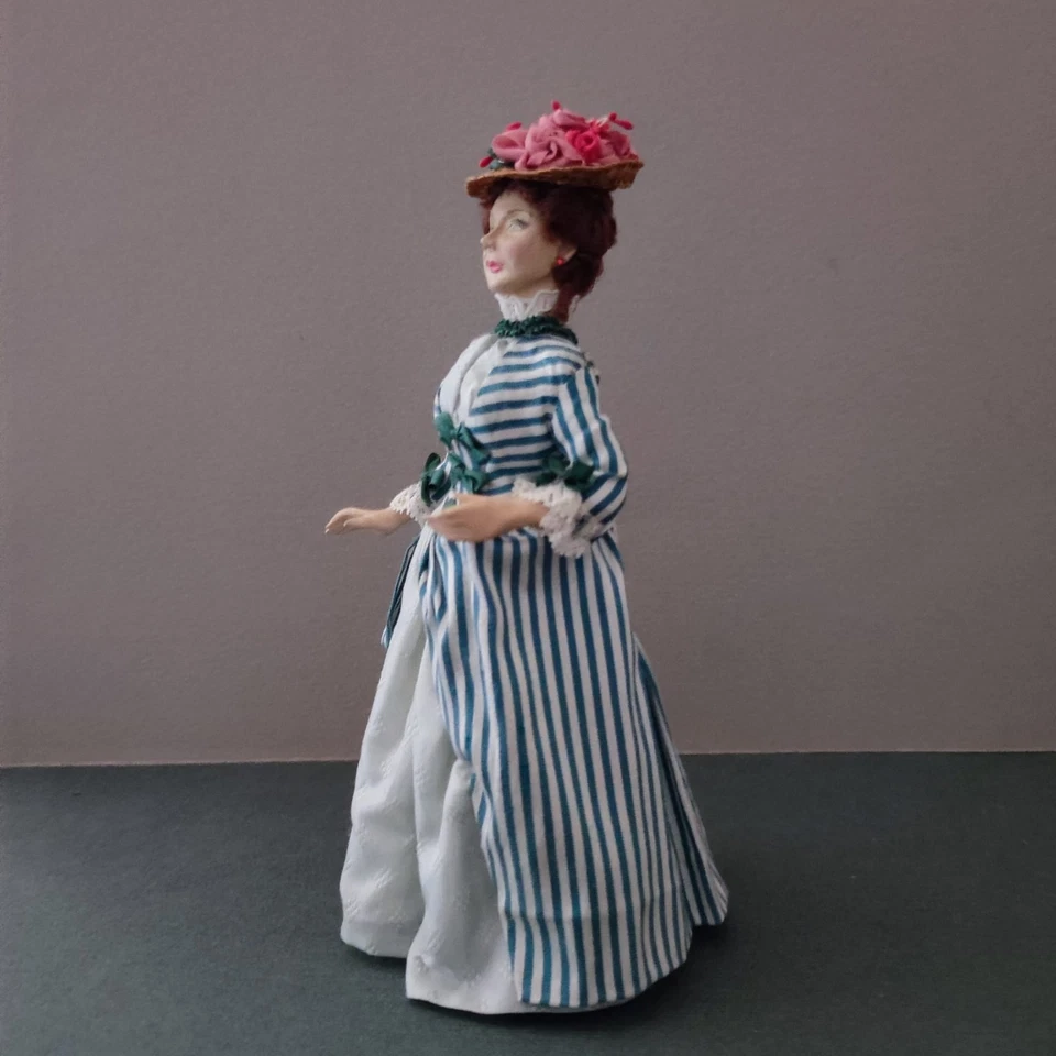Miniature 1/12" dollshouse OOAK Doll in Late 19th Century Victorian Fashion - Immagine 2 di 4
