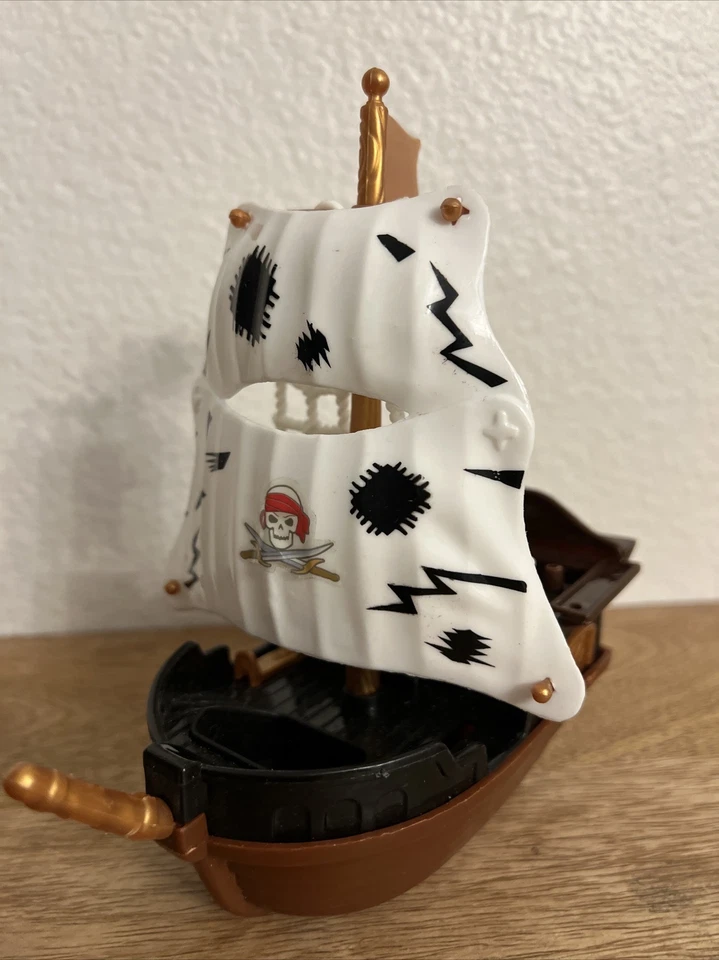 BARCO PIRATA MARRÓN Y NEGRO BARCO DE JUGUETE DE PLÁSTICO CON VELAS (USADO) Foto 2 de 4