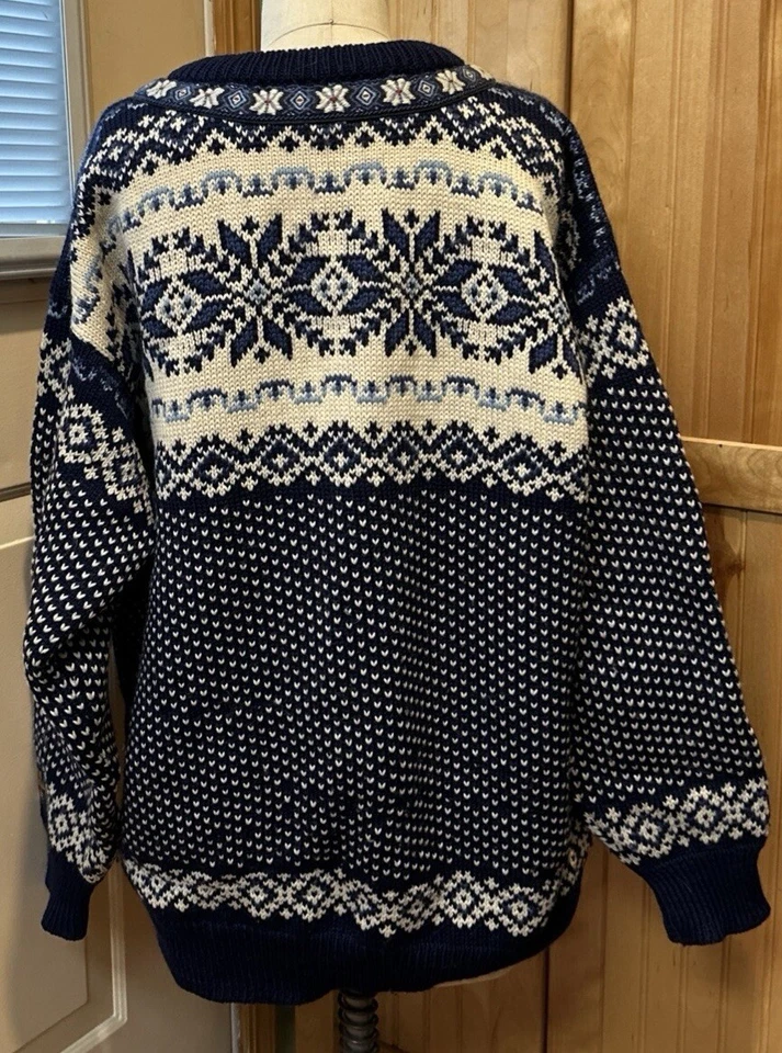 Dale of Norway Pure Wool Nordic Fair Aisle Cardigan, Blue & White Snowflakes Lg - Image 4 of 4