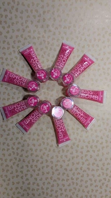 Neu Essence Lipgloss Valentinstag Ring Kiss Bomb Limited Edition Erdbeere - Bild 1 von 3