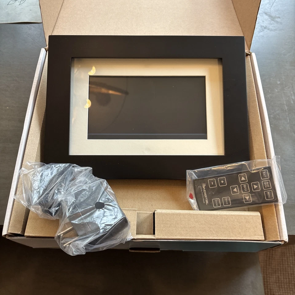 Pandigital 7 Inch Digital Black Photo Frame with Remote (holds 2000 images) - Image 2 of 4