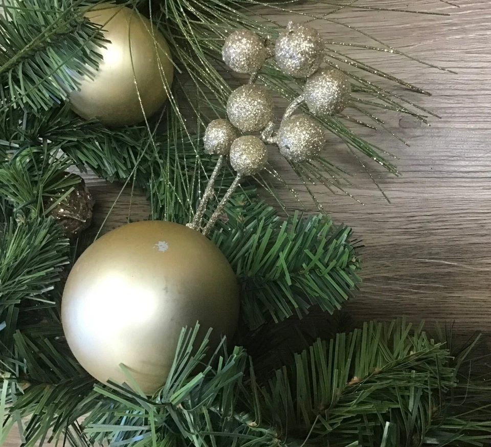 Guirnalda adorno de pino artificial de 6 pies Wondershop bayas brillantes de oro verde Foto 4 de 4