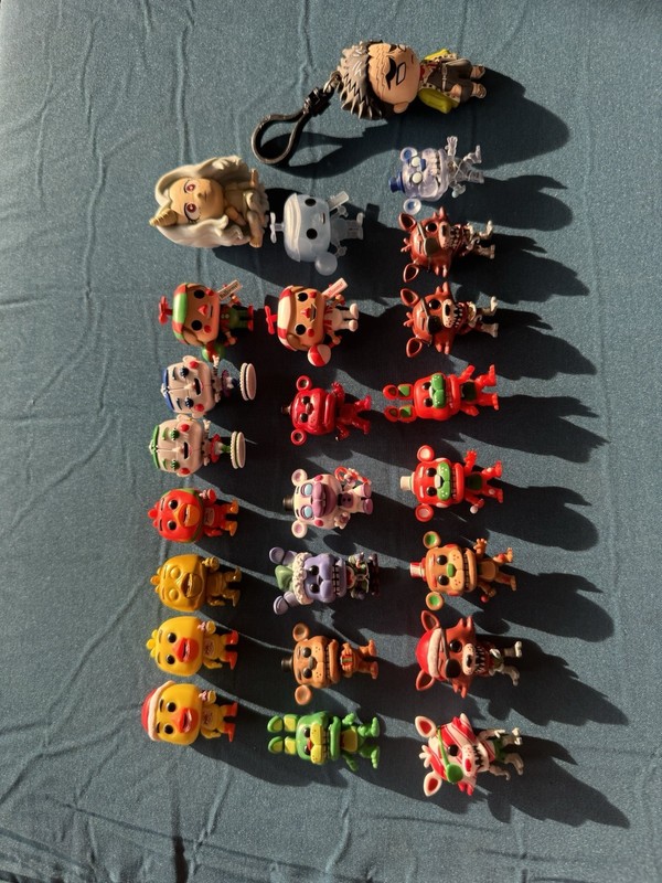 FUNKO MYSTERY MINIS FIVE NIGHT AT FREDDY LOF OF 22 (2 Extra Misc Figures)