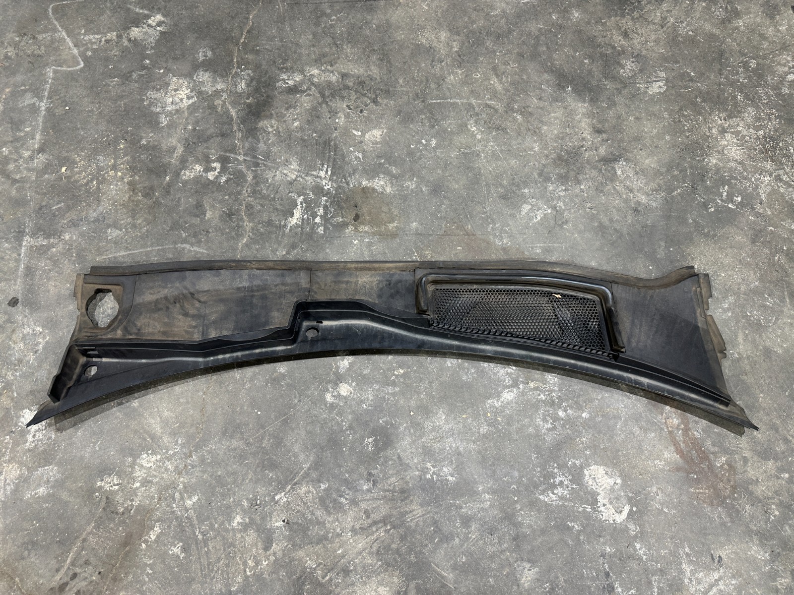 Lamborghini Urus 2018-2024 FRONT Cowl panel P/N 4M8819401