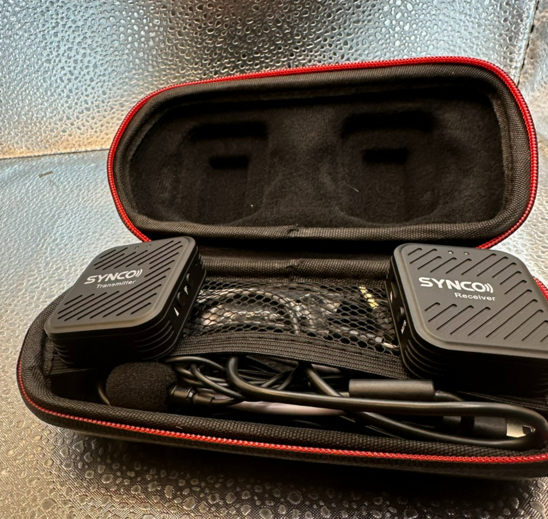 SYNCO G1(A2) Lavalier Funkmikrofon Set – 2,4 GHz, 2 Sender + 1 Empfänger, Bis 50m Reichweite Für Kamera & Smartphone