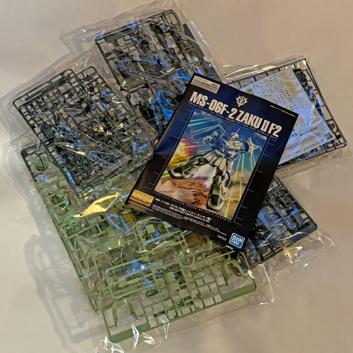 GUNDAM ZAKU II MS-06F/J 1/100 MASTER GRADE Plastic Model Kit 1995