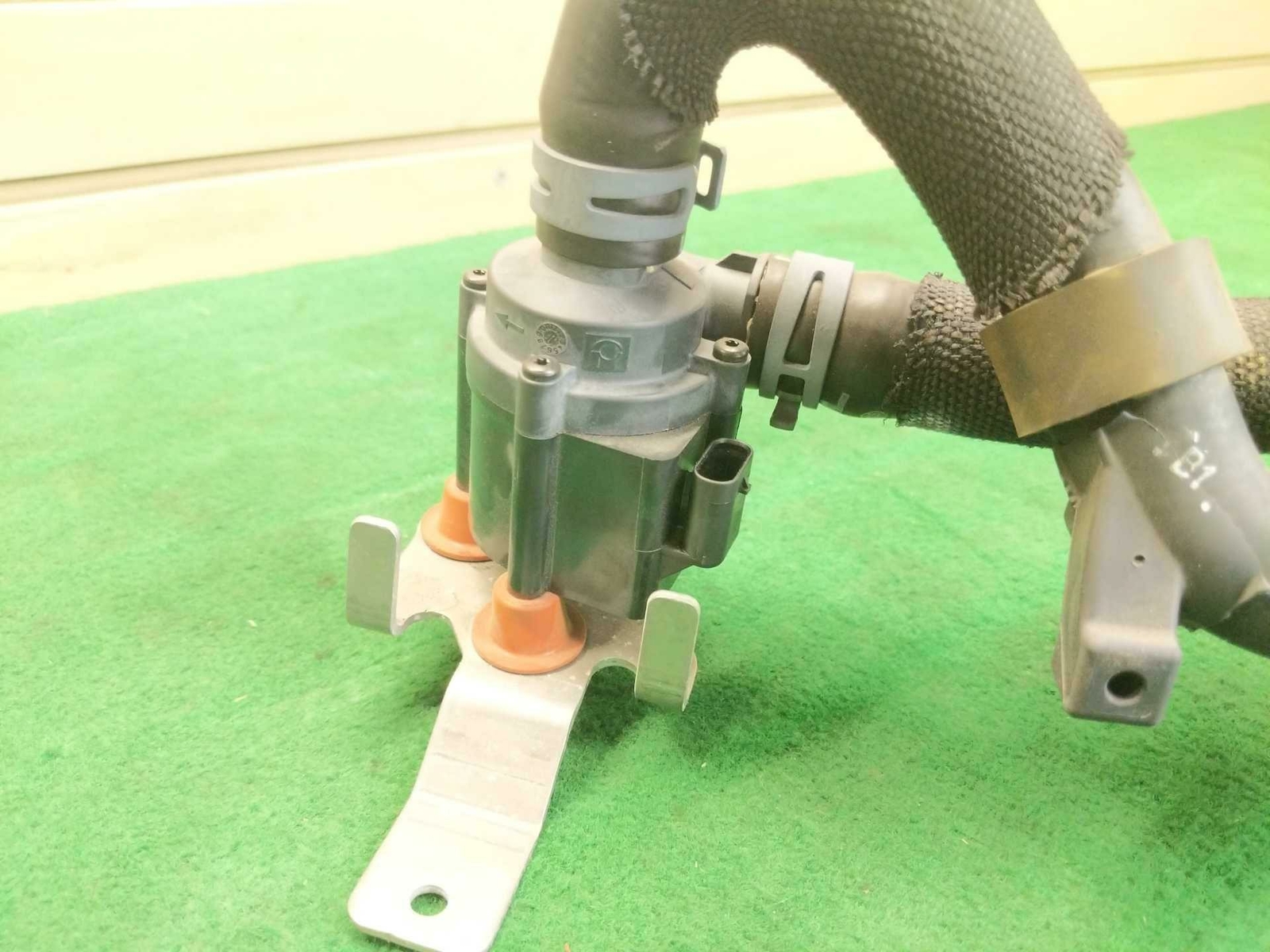 2018 Audi R8 Plus OEM Engine Coolant Water Pump Pipe P/4S01221487