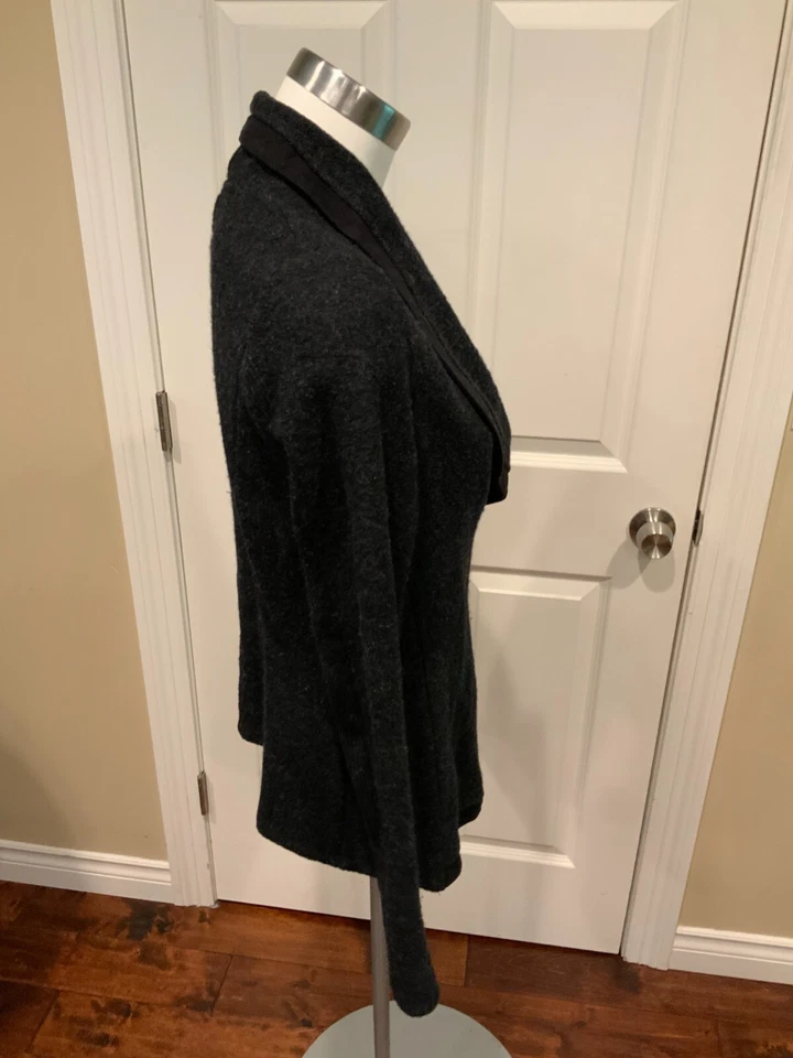 Cárdigan asimétrico Ginebra gris oscuro 100 % lana con ribete de cuero, talla pequeña Foto 4 de 4