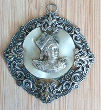 PENDENTIF EN METAL ET NACRE