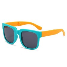 Trendige Sonnenbrille f&uuml;r Kinder mit Schutzgl&auml;sern und angenehmem Tragegef&uuml;hl