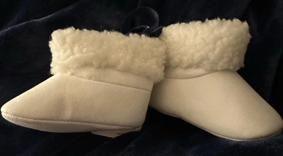 Janie and Jack Bebé Niña Sherpa Forrado Cuna Botín 3-6 M Precio de venta sugerido por el fabricante $44 Foto 3 de 4